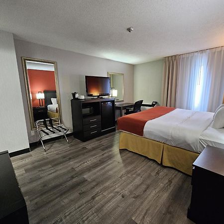 Quality Inn & Suites 5585 Ambler Drive Mississauga Ontario Exterior foto