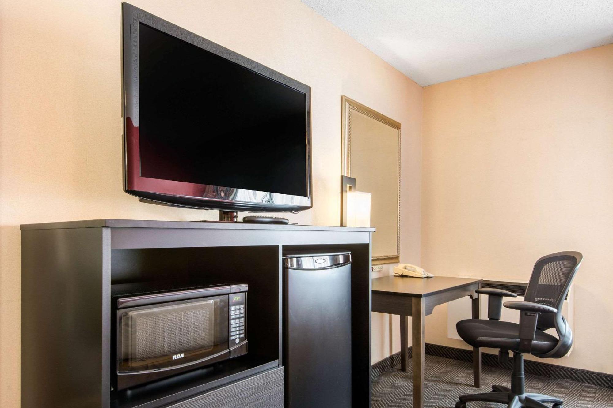 Quality Inn & Suites 5585 Ambler Drive Mississauga Ontario Exterior foto