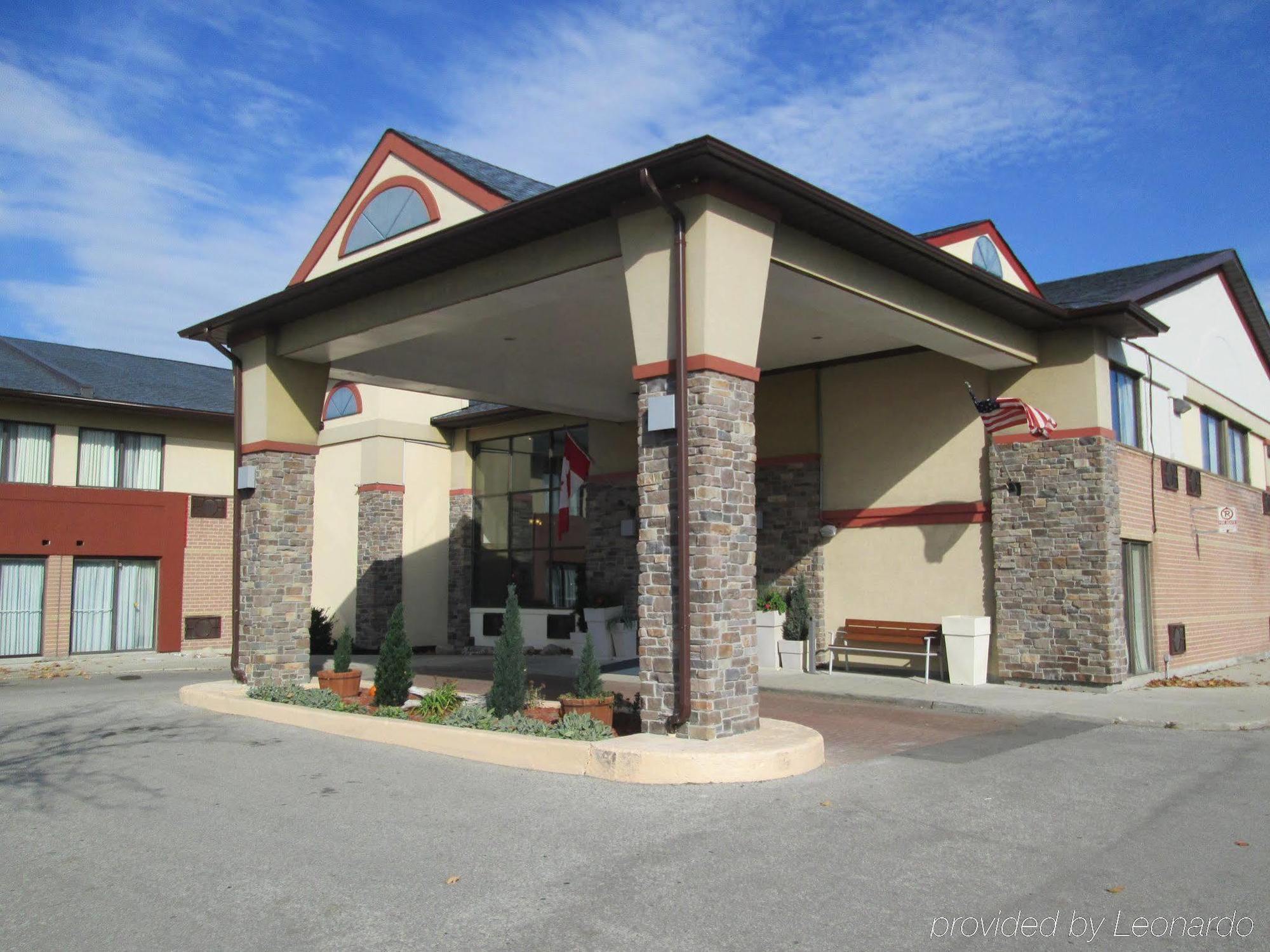 Quality Inn & Suites 5585 Ambler Drive Mississauga Ontario Exterior foto